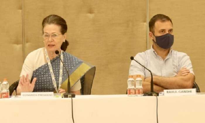 सोनिया-राहुल को ईडी के समन के खिलाफ कांग्रेस कार्यकर्ता धरने पर बैठे, सरकार पर साधा निशाना